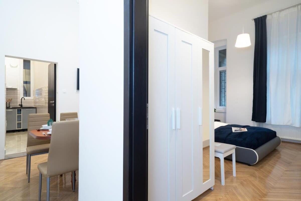 Ultra Central Large Stylish Apartment Budapest Luaran gambar