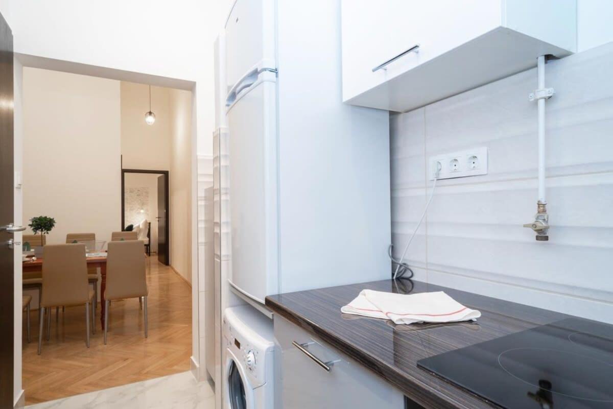 Ultra Central Large Stylish Apartment Budapest Luaran gambar